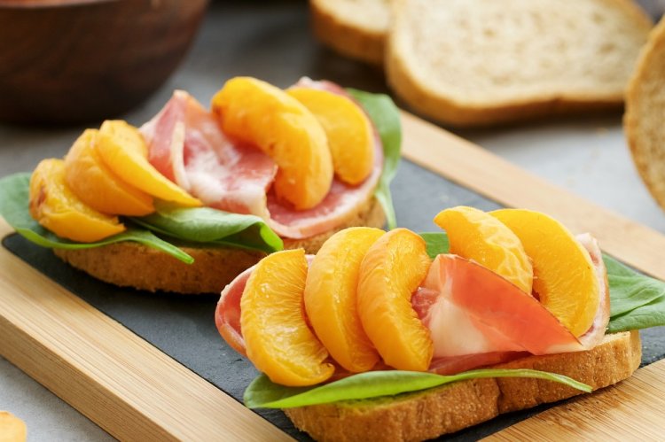 Canapés con jamón y mandarinas