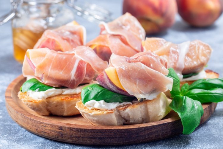 Bruschettas con jamón y melocotones