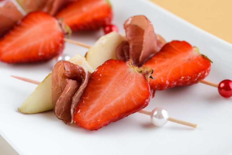 Canapés con fresas, jamón y manzana