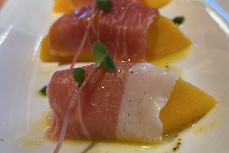 Rollitos de jamón y mango
