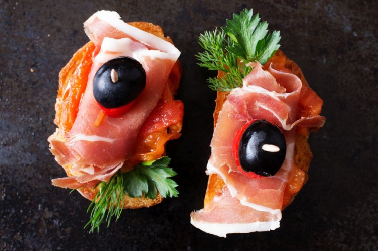 Canapés con jamón y queso Roquefort