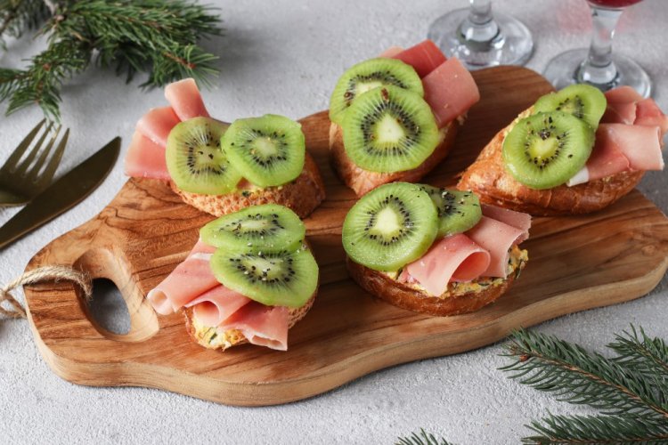 Bruschettas con jamón y kiwi