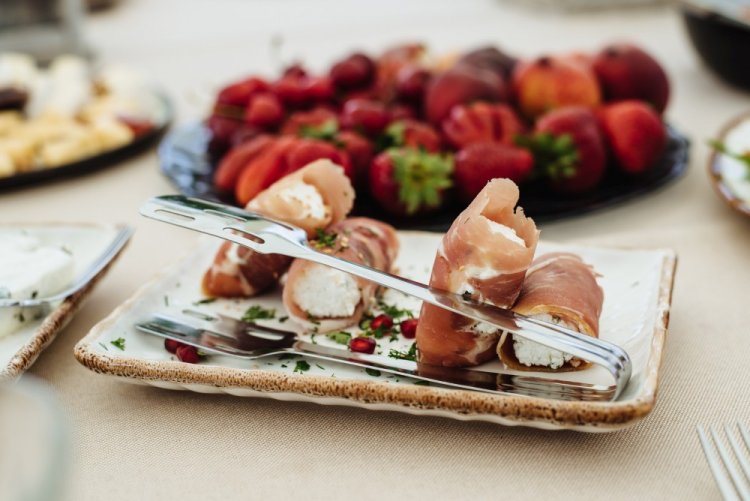 Rollitos con jamón, requesón y queso