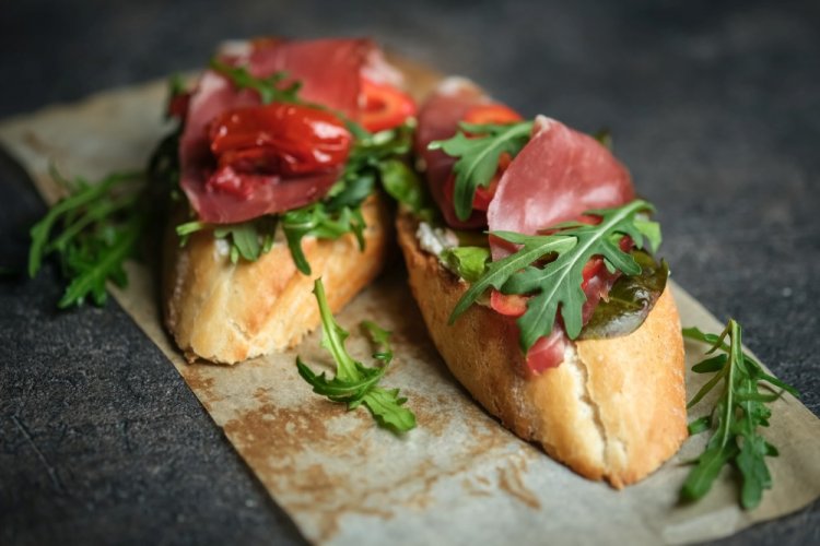 Bruschettas con jamón y tomates secos