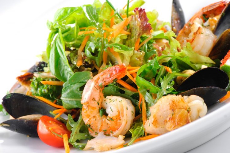 Salad with Shrimp, Mussels, and Carrots