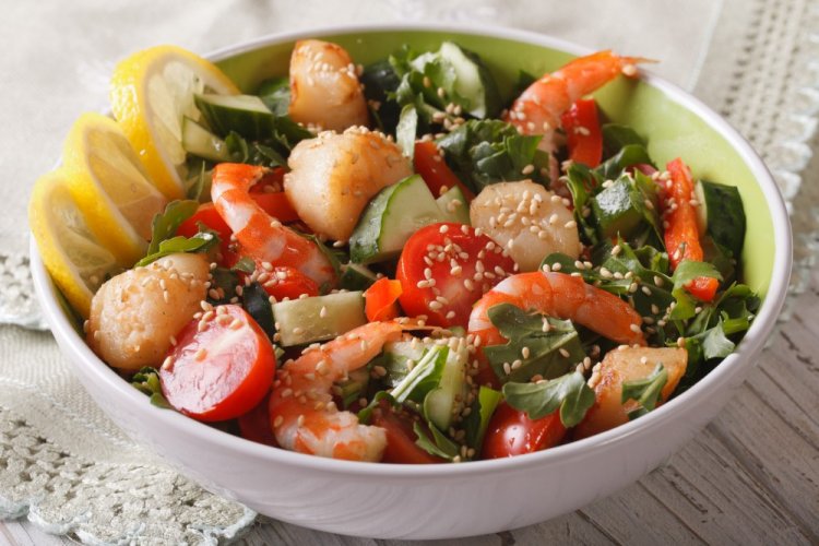 Salad with Shrimp, Mussels, and Vegetables