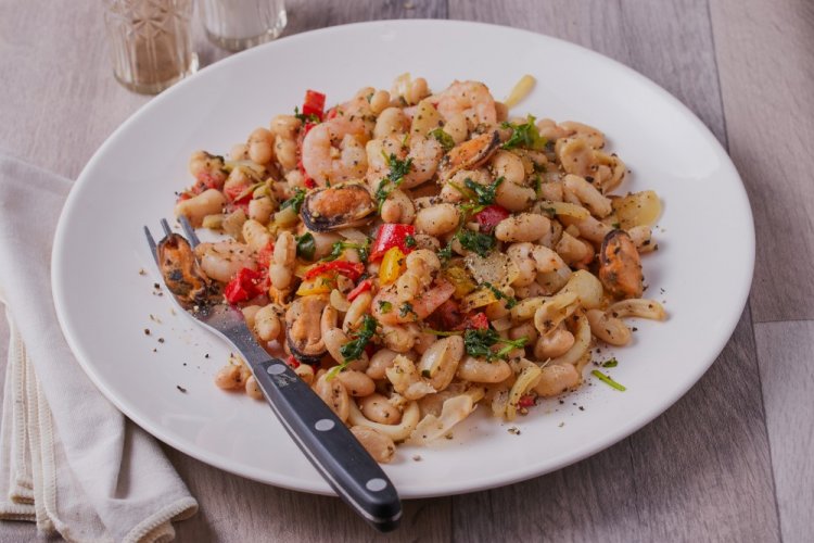 Salad with Shrimp, Mussels, and Beans