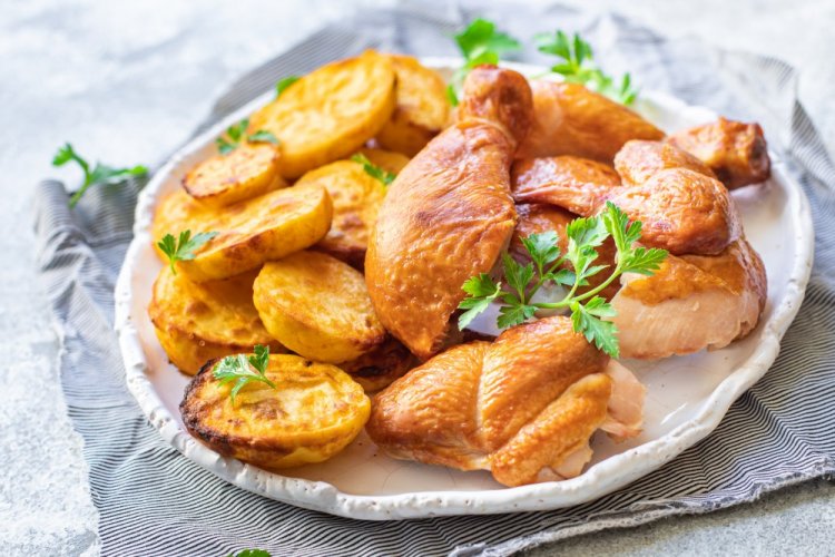 Potatoes with Onions and Chicken in an Air Fryer