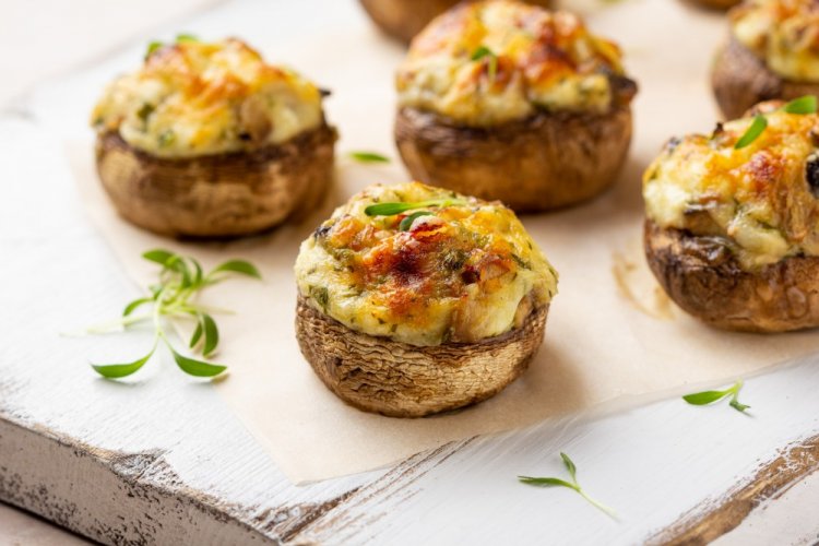 Champiñones rellenos de queso en freidora de aire