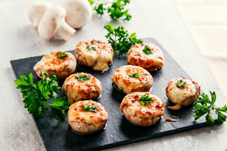 Champiñones con huevos bajo una costra de queso en freidora de aire