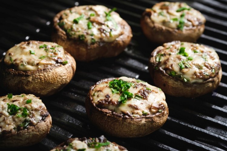 Champiñones con queso crema y espinacas en freidora de aire