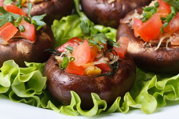 Champiñones rellenos de verduras en freidora de aire