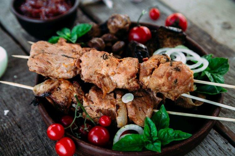 Shashlik de cerdo con cebolla y vinagre en freidora de aire