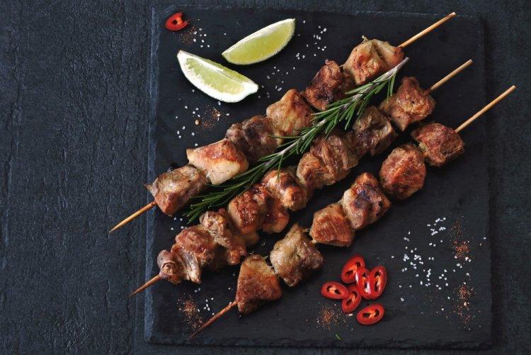 Shashlik de cerdo con salsa de soja en freidora de aire