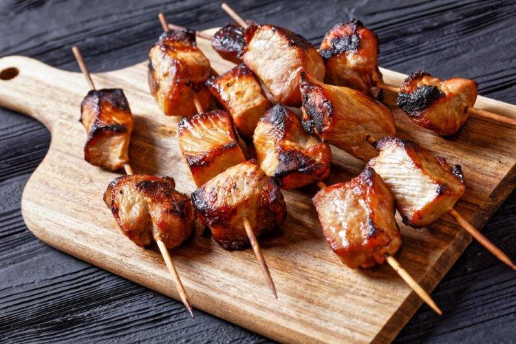 Shashlik de cerdo con mostaza y salsa de tomate en freidora de aire