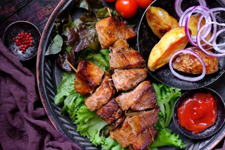 Shashlik de cerdo con mayonesa y pimentón en freidora de aire
