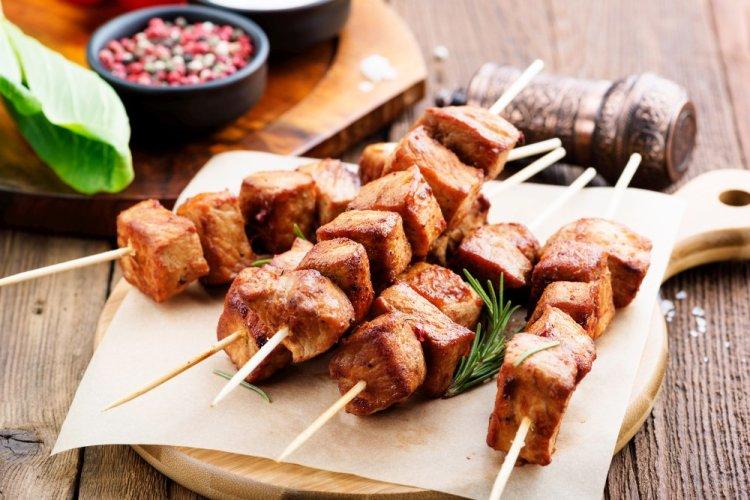 Shashlik de cerdo en agua mineral en freidora de aire