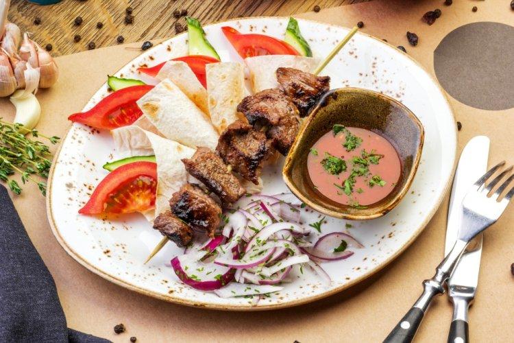 Shashlik de cerdo en vino en freidora de aire