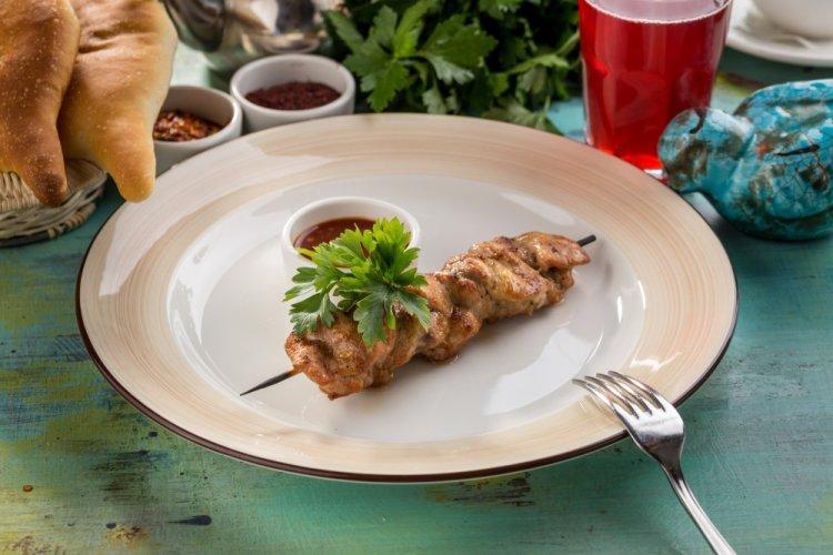Shashlik de cerdo en kéfir en freidora de aire