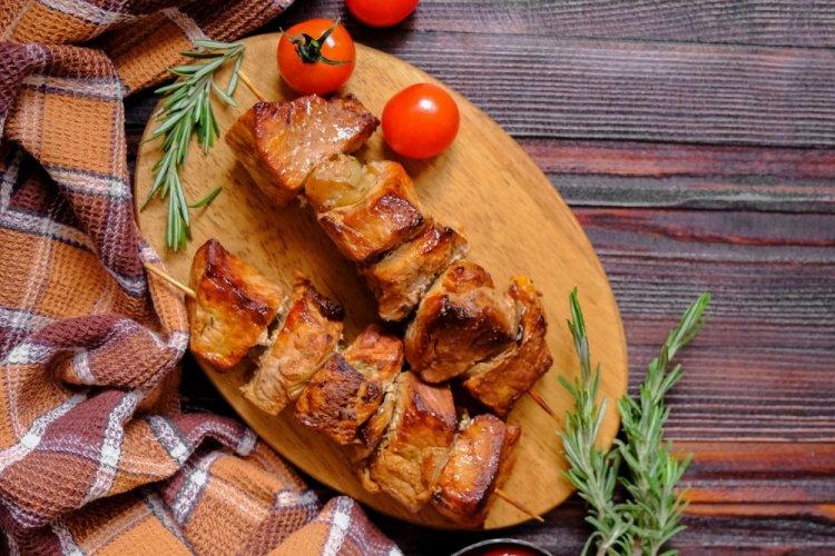 Shashlik de cerdo en cerveza en freidora de aire