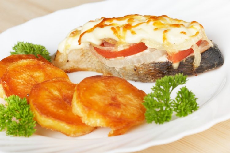 Filete de abadejo con tomates y queso en freidora de aire