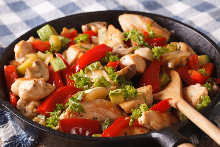 Pollo con verduras en freidora de aire