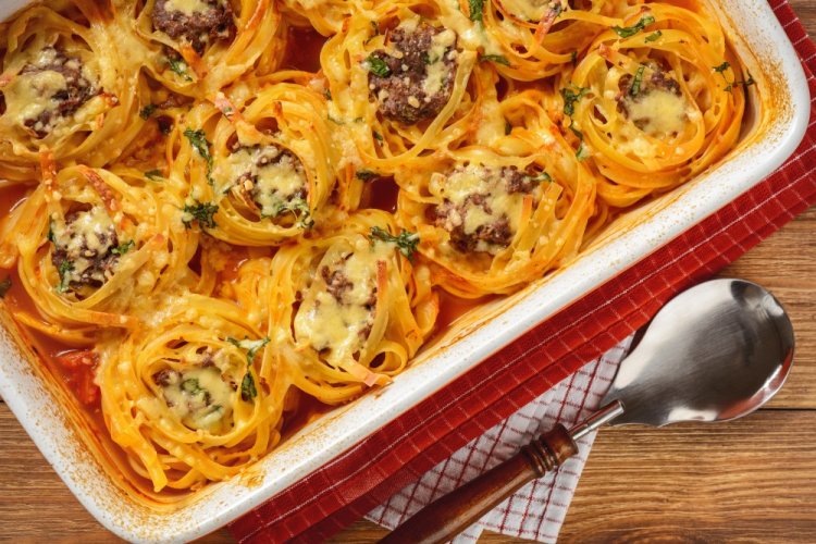 Pasta Nests with Minced Meat and Tomato-Sour Cream Sauce in an Air Fryer