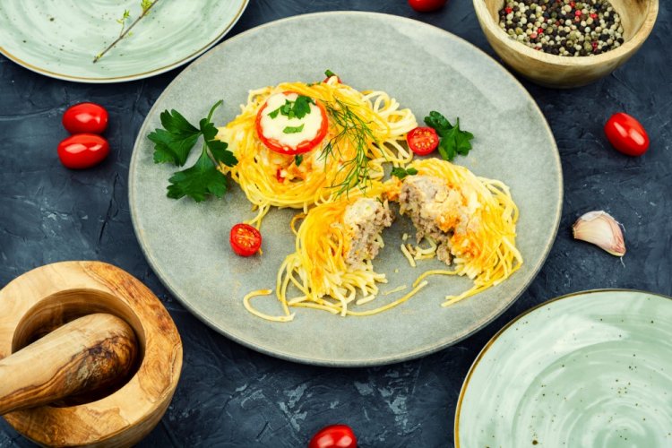 Pasta Nests with Minced Meat and Tomatoes in an Air Fryer