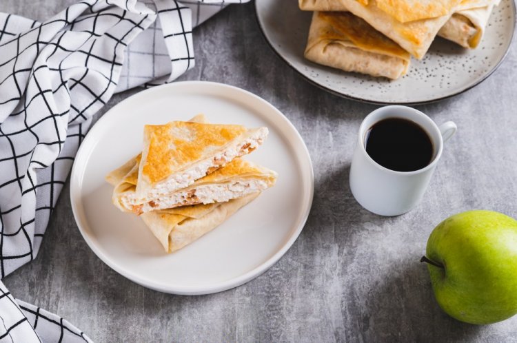 Lavash con requesón y manzana en freidora de aire