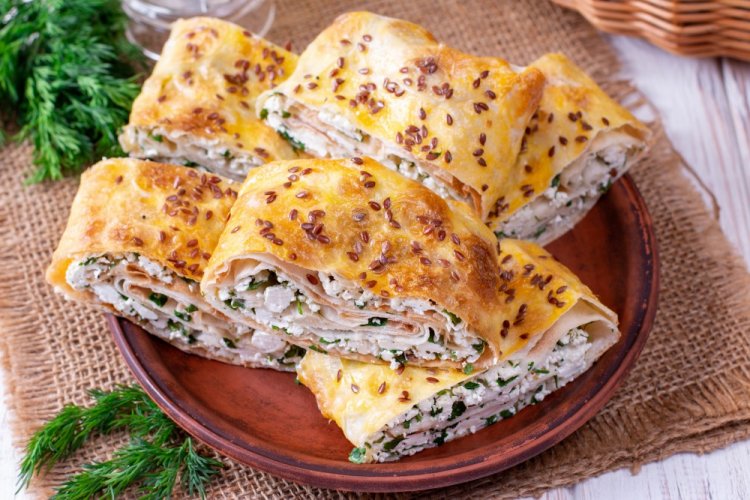 Lavash con requesón, hierbas y queso en freidora de aire