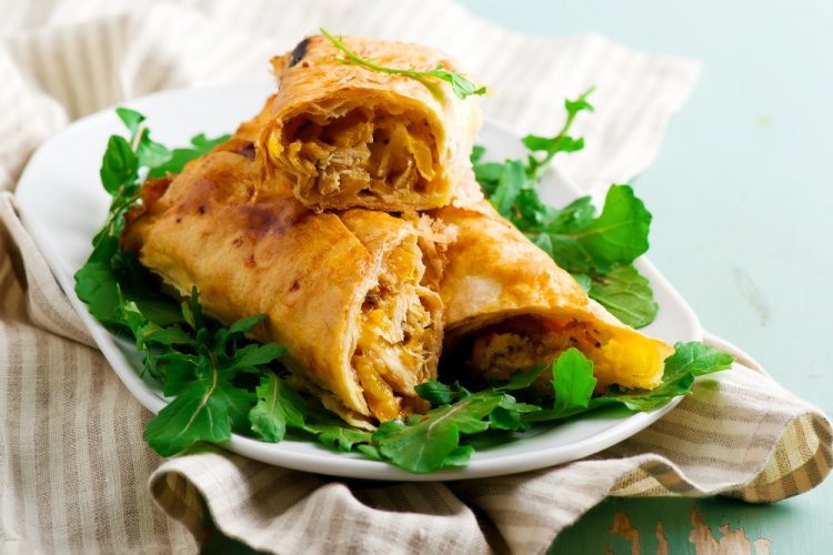 Lavash con pollo y queso en freidora de aire