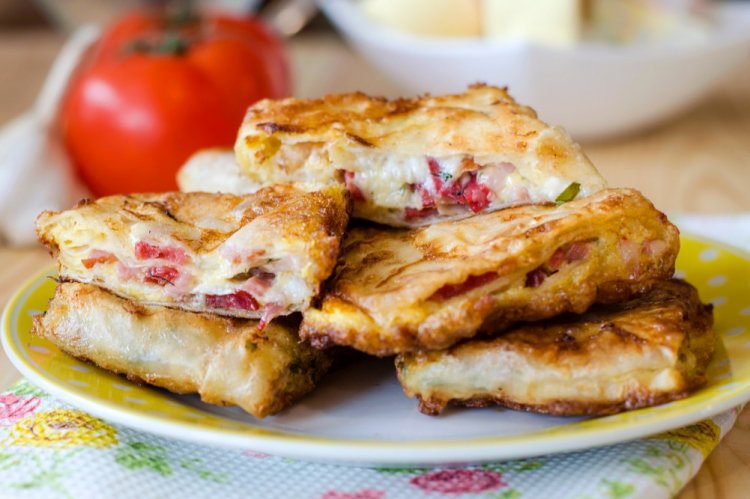 Lavash con salchichón y queso en freidora de aire