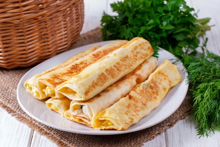 Lavash con huevos y cebollino en freidora de aire