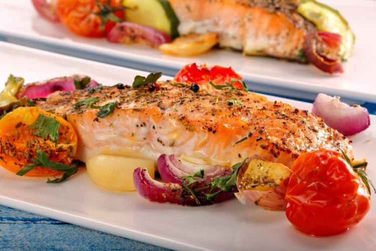 Chum Salmon with Vegetables and Figs in an Air Fryer