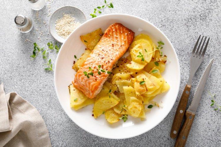 Chum Salmon with Potatoes in an Air Fryer