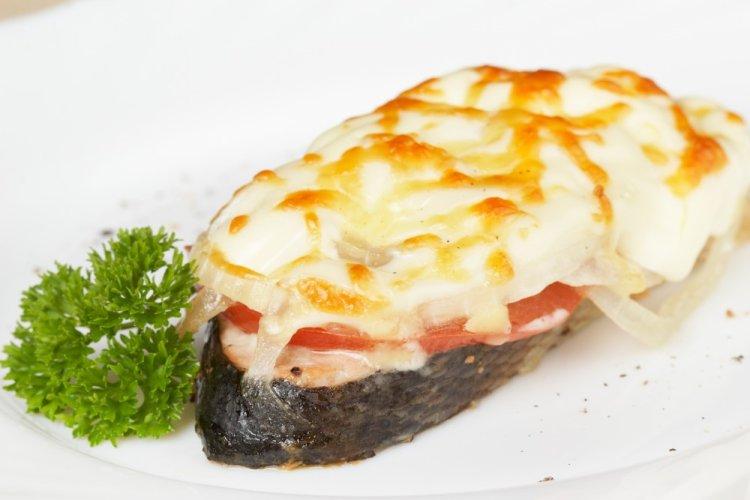 Chum Salmon with Tomatoes and Cheese in an Air Fryer