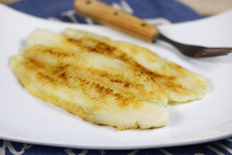Tilapia en papel de aluminio en freidora de aire