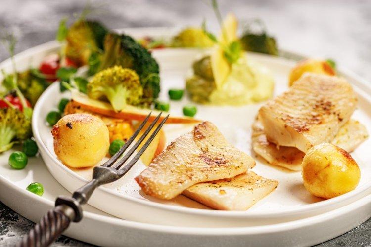 Tilapia con verduras en freidora de aire