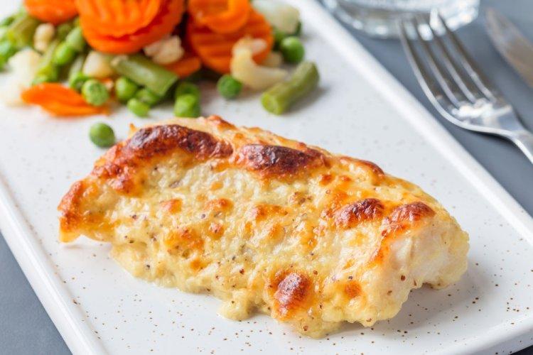 Tilapia al horno con crema agria y queso en freidora de aire