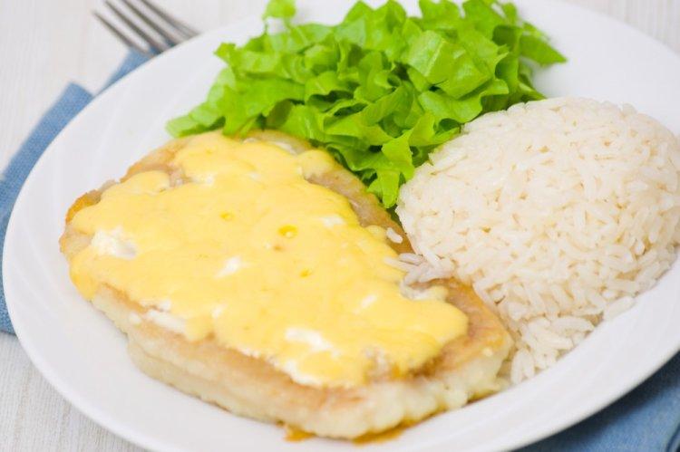 Tilapia en salsa de soja con tomates en freidora de aire