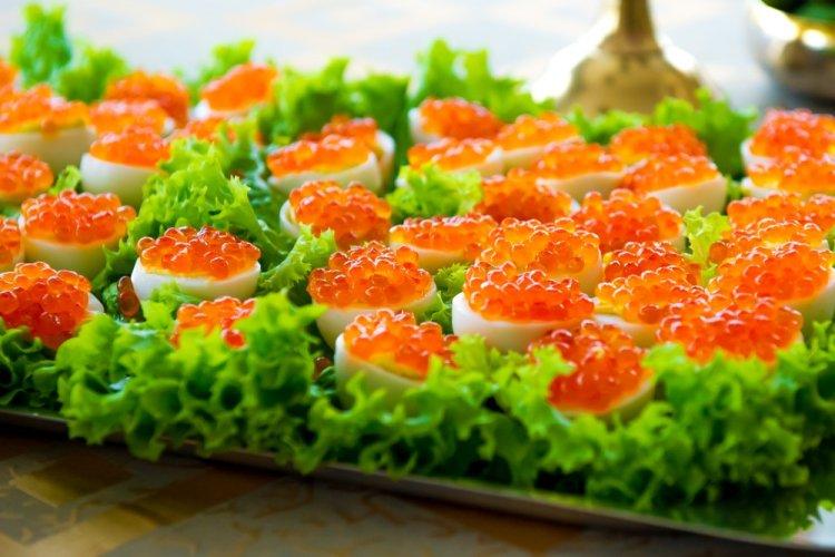 Con caviar rojo y queso crema