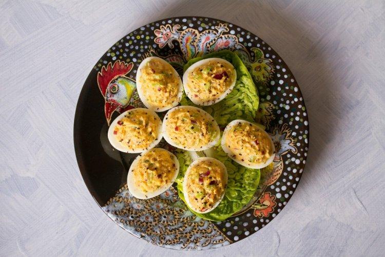 Relleno de atún y maíz para huevos rellenos