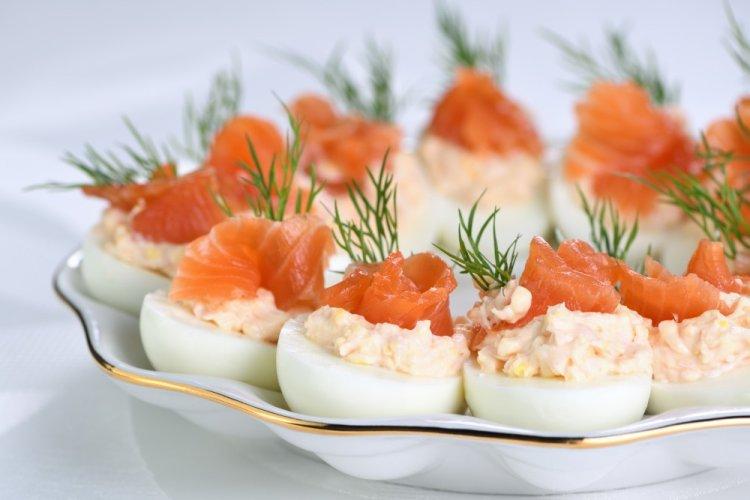 Relleno con salmón y queso crema para huevos rellenos