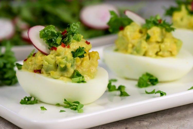 Relleno de aguacate para huevos rellenos