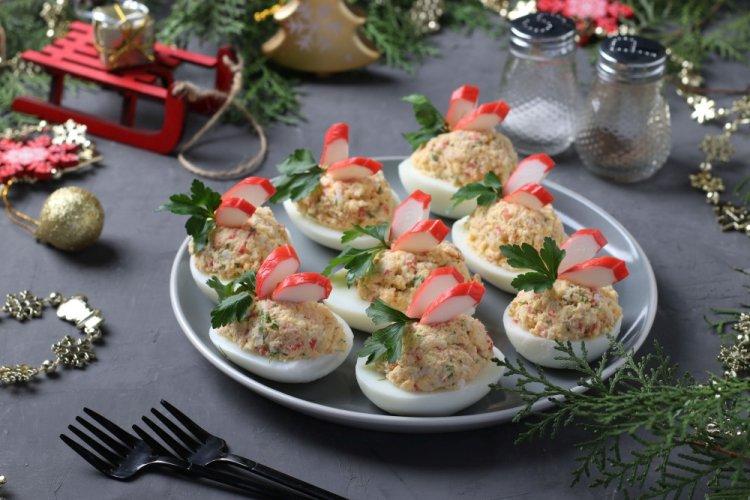 Relleno con palitos de cangrejo y pepino para huevos rellenos