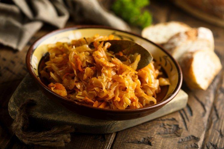 Col estofada con carne en olla afgana