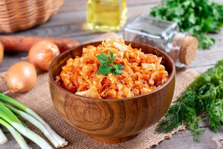 Col estofada con pollo en olla afgana