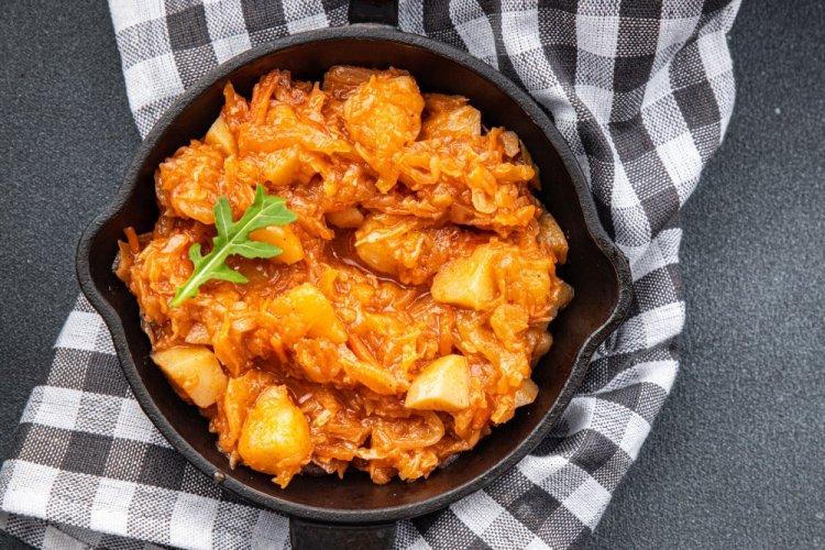 Col estofada con patatas en olla afgana