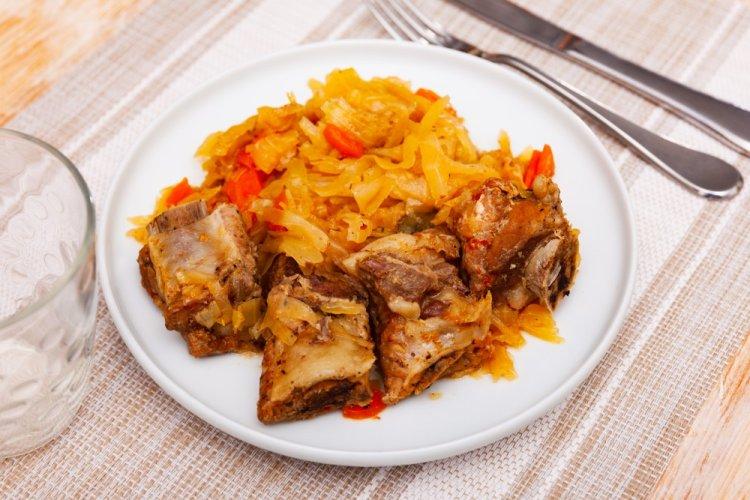 Col estofada con costillas de cerdo en olla afgana