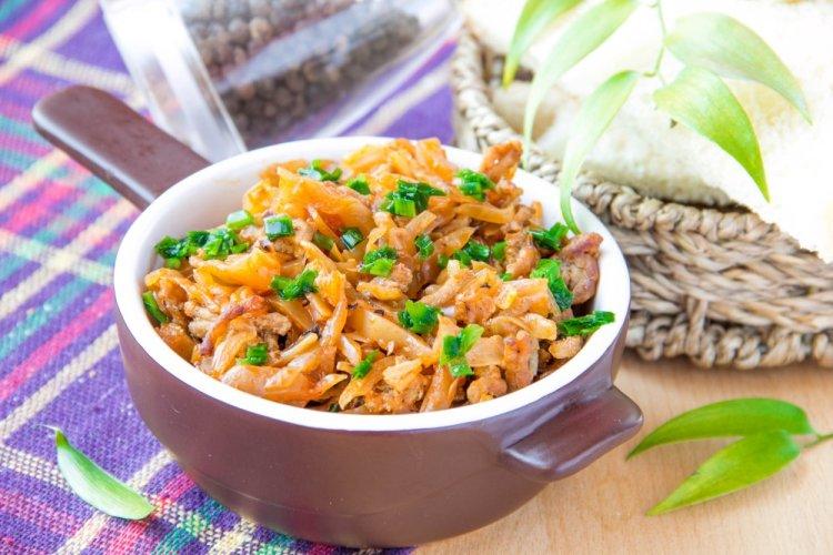 Col estofada con carne picada en olla afgana
